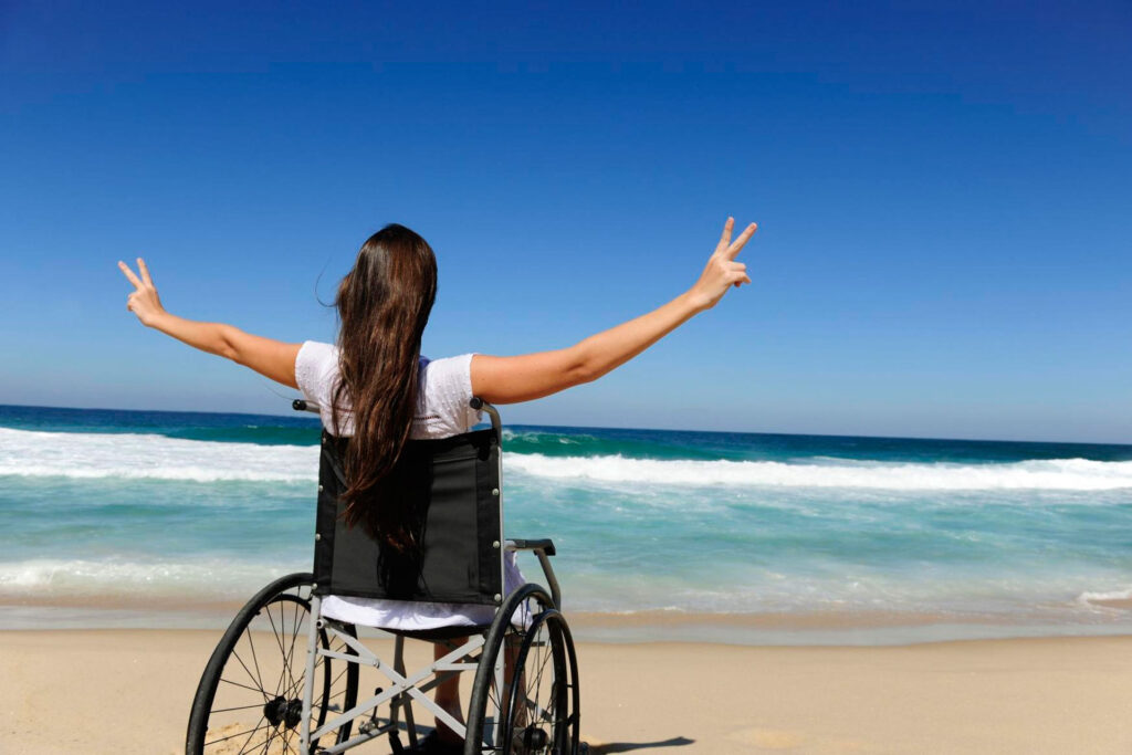 persona en silla de ruedas , disfrutando de la vida a pesar de las adversidades